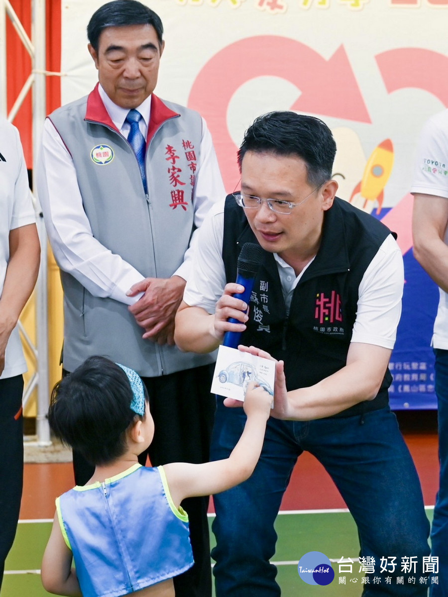 桃園市副市長蘇俊賓分享卡片內容與小朋友們互動。