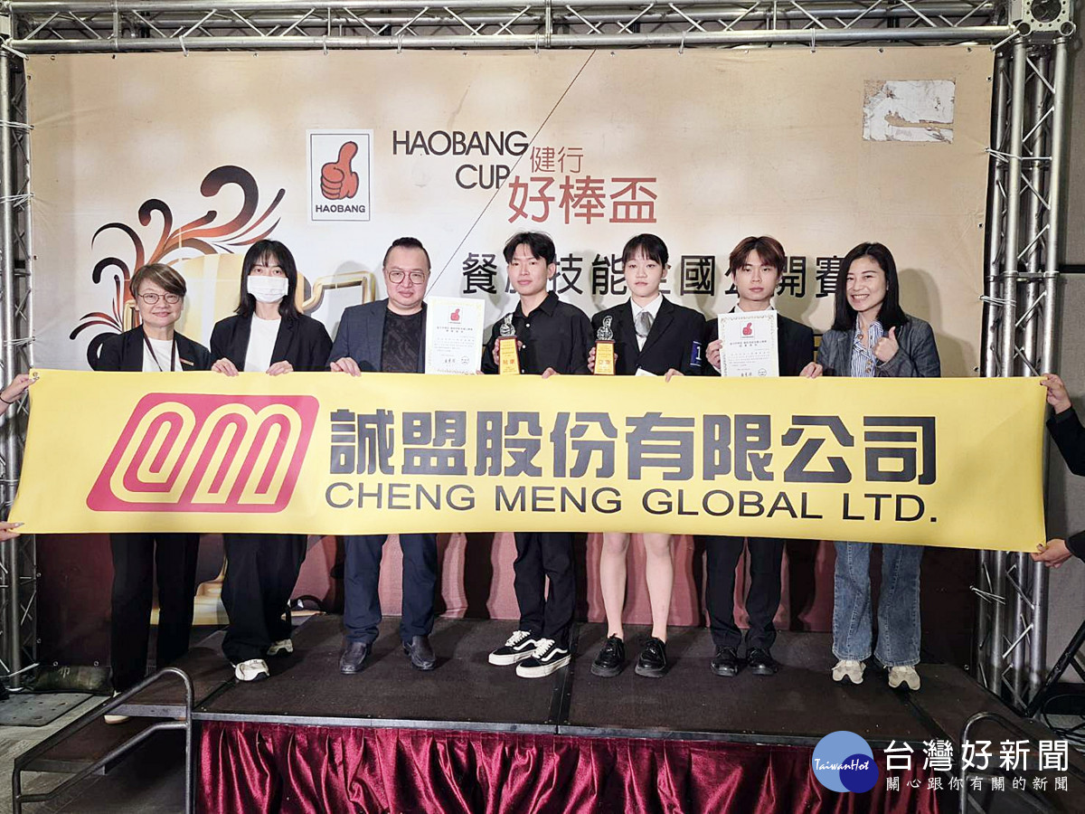 誠盟股份有限公司副總黃正安與得獎同學合影