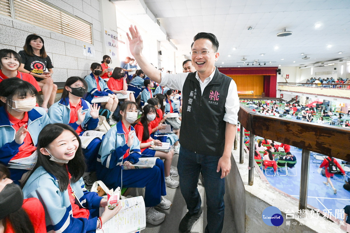 桃園市副市長蘇俊賓視察「桃園考區114年國中教育會考考場」與同學們互動。<br />
