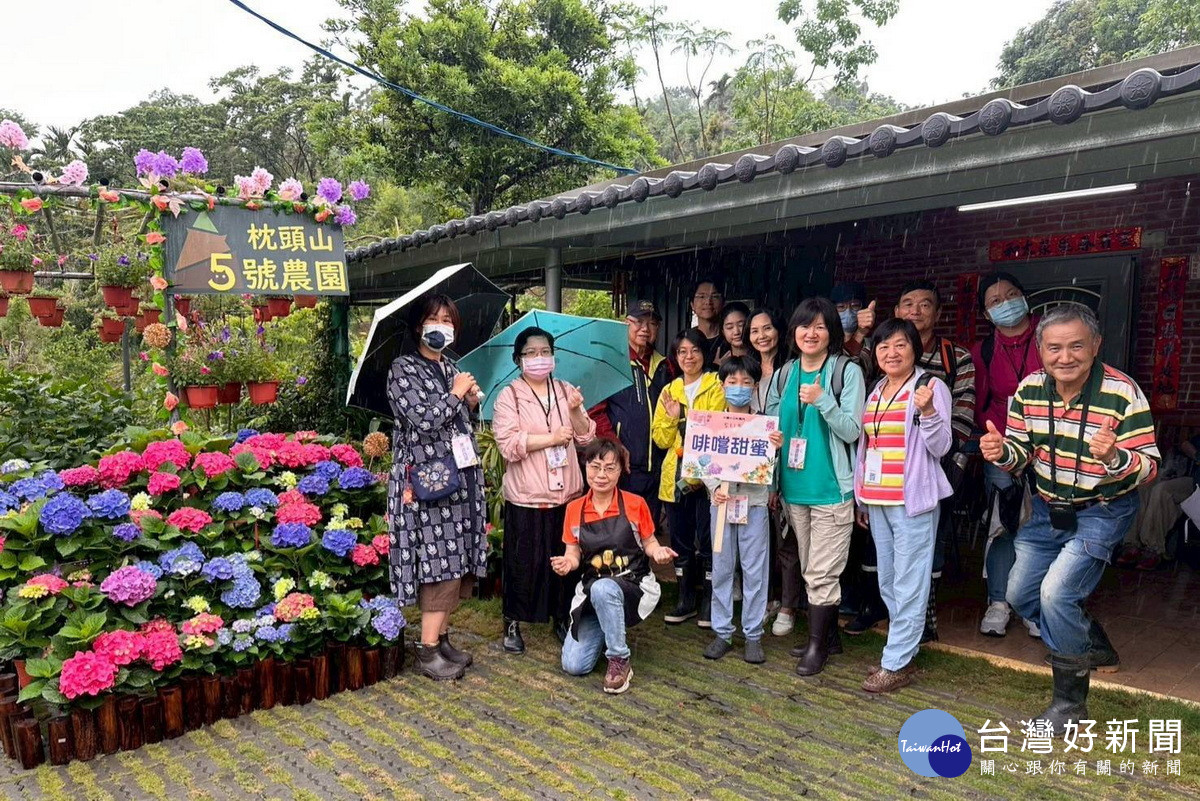 台七線繡球花金針花盛開，吸引民眾前來賞花遊玩。<br />
