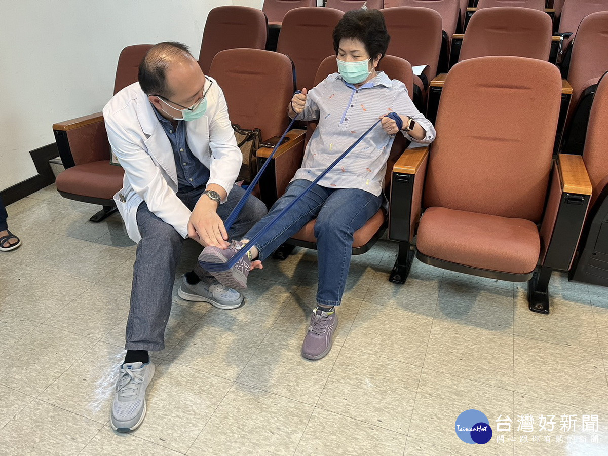 張鈞渝物理治療師為志工指導正確運動姿勢。（南投醫院提供）<br />
