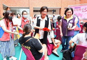 公私合力端陽傳愛，端午節關懷弱勢溫馨過節。圖／記者鄧富珍攝