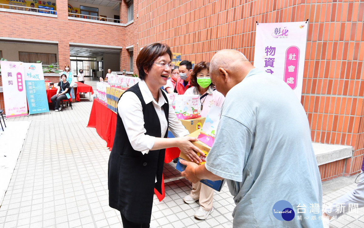 公私合力端陽傳愛，端午節關懷弱勢溫馨過節。圖／記者鄧富珍翻攝