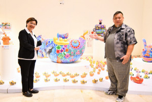 藝術家洪易返鄉個展於彰美館首登場，縣長王惠美（左）與洪易老師於作品前合影。圖／記者鄧富珍翻攝