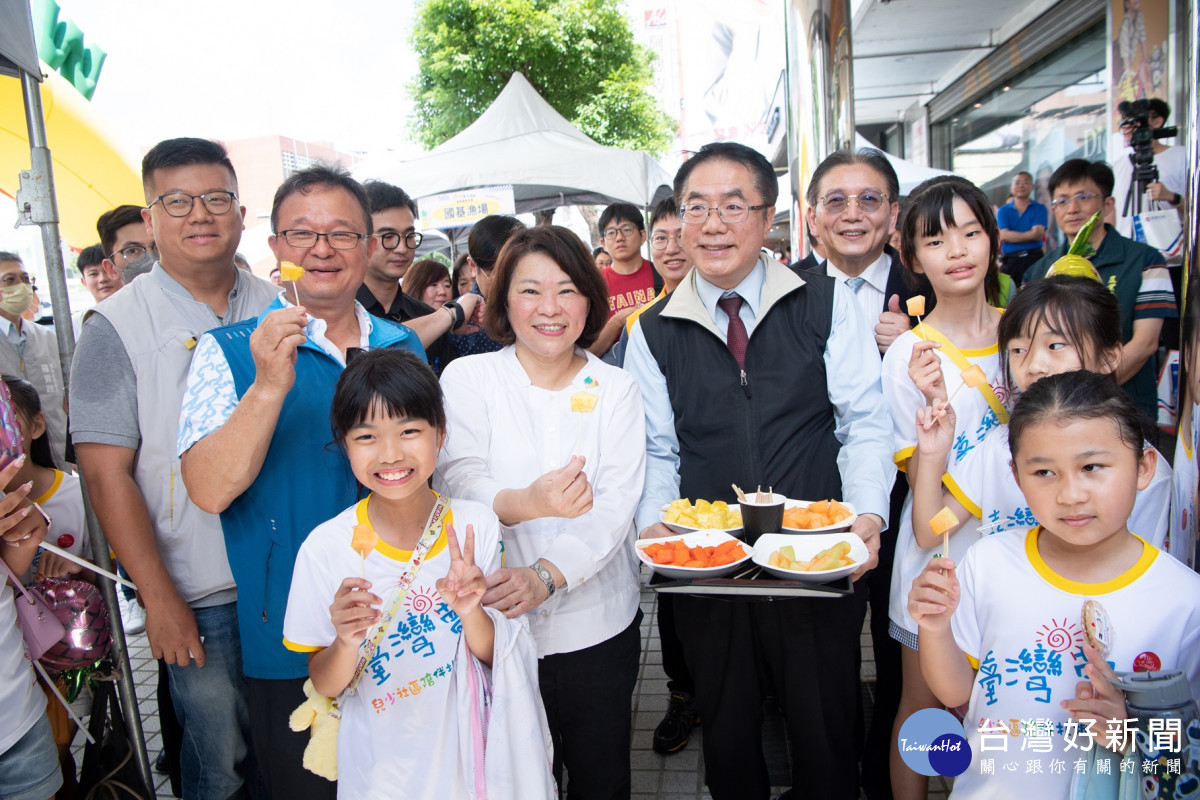 臺南市長黃偉哲今(17)日特別來到嘉義市遠東百貨參與熱鬧的「旺情夏日派對－臺南農產市集」，嘉義市長黃敏惠也展現地主之誼，特別出席活動／林詩涵翻攝