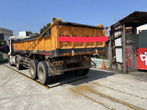 桃園分局稽查砂石車超載情形，帶到地磅站過磅，並檢查車上載運物品。