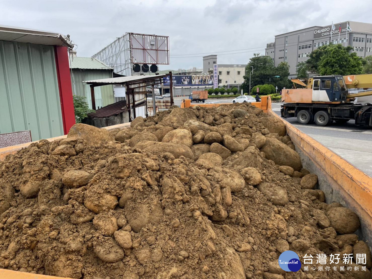 桃園分局稽查砂石車超載情形，帶到地磅站過磅，並檢查車上載運物品。