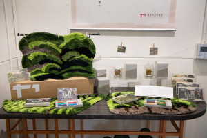 嘉義市立美術館首度公開亮相文創商品《我的嘉義日常 你的家飾風景》，包括三款日常用品蠟筆、地毯及水杯／嘉義市府提供