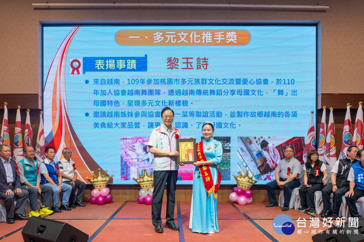 張市長頒發多元文化推手獎。<br />
<br />
