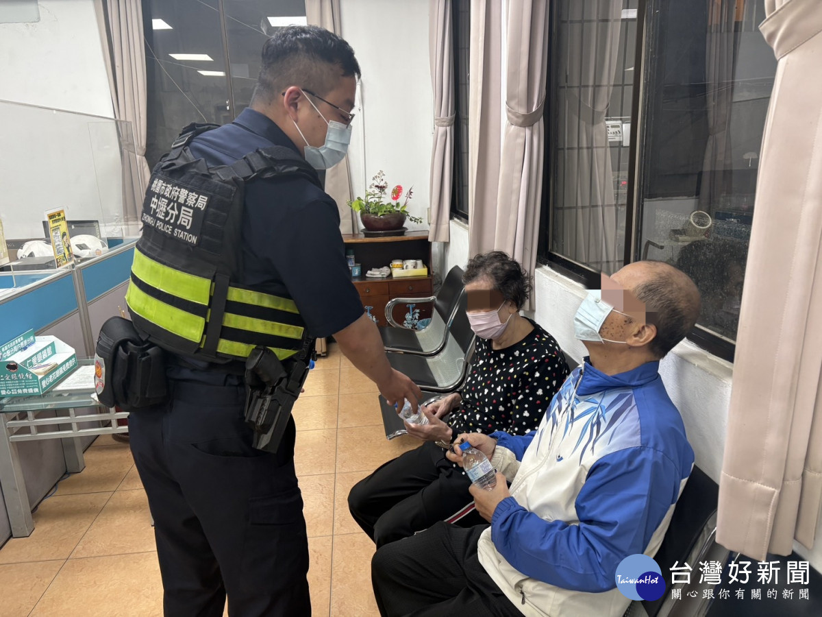 8旬失智老嫗深夜迷途，中壢警及時主動助團圓。