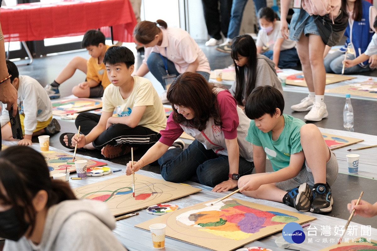 桃園市政府青年局攜手台灣世界展望會共同舉辦「異想米羅」藝術志願服務活動。