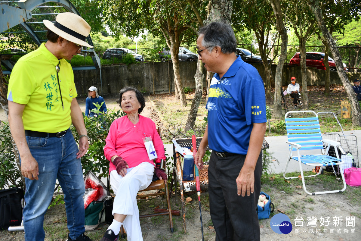 林世賢市長問候已94歲高齡的選手莊施螺女士。圖／記者鄧富珍翻攝