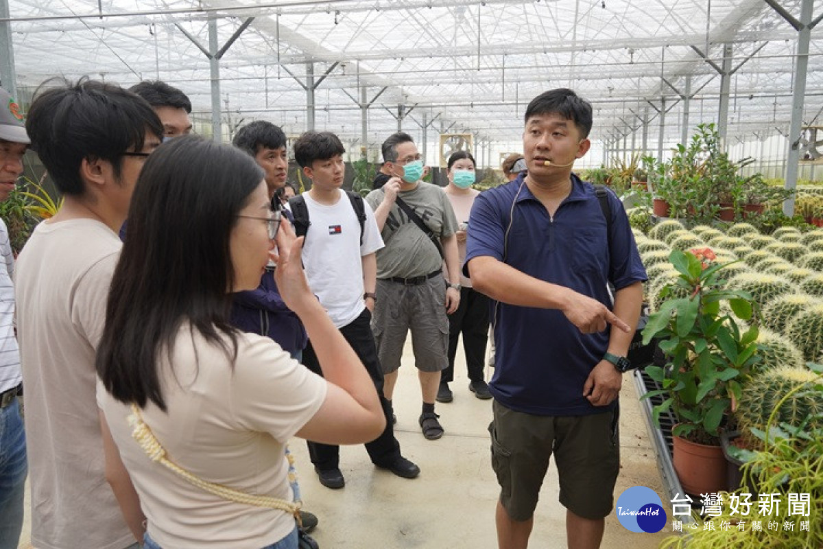眾人到新埔當地全台規模最大的多肉植物園「福祥仙人掌園」參訪。
