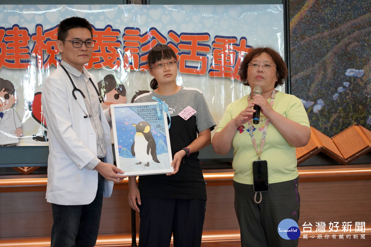 信望愛智能發展中心副執行長趙淑珍（右）陪伴院生上臺致贈手繪感謝狀給台中慈院，並肯定慈濟長年深耕，讓院生不再害怕醫療。