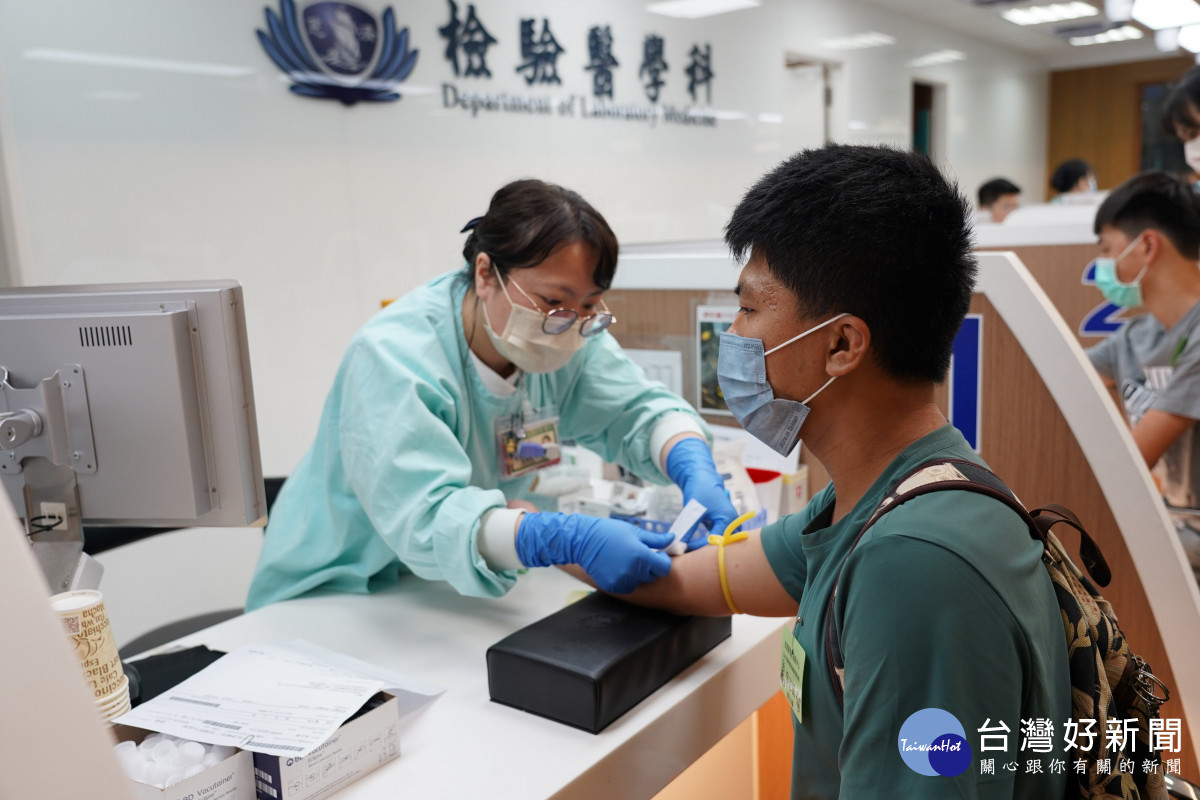 吳同學（右）勇敢接受抽血，醫療環境對他而言，不再是壓力的地方，而是照顧與信任的所在。