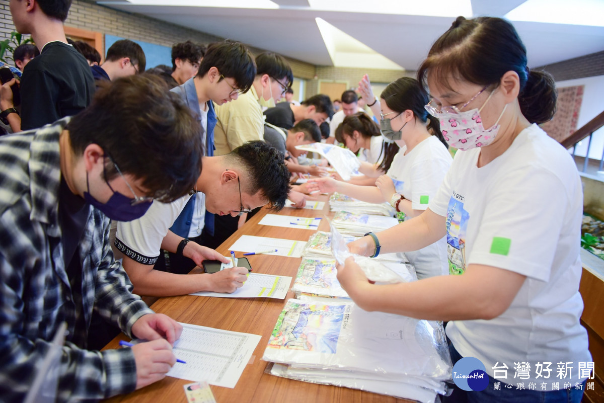 許多中原師生慕名而來參與NVIDIA執行長黃仁勳主題演講直播活動，報到櫃台擠滿人潮。