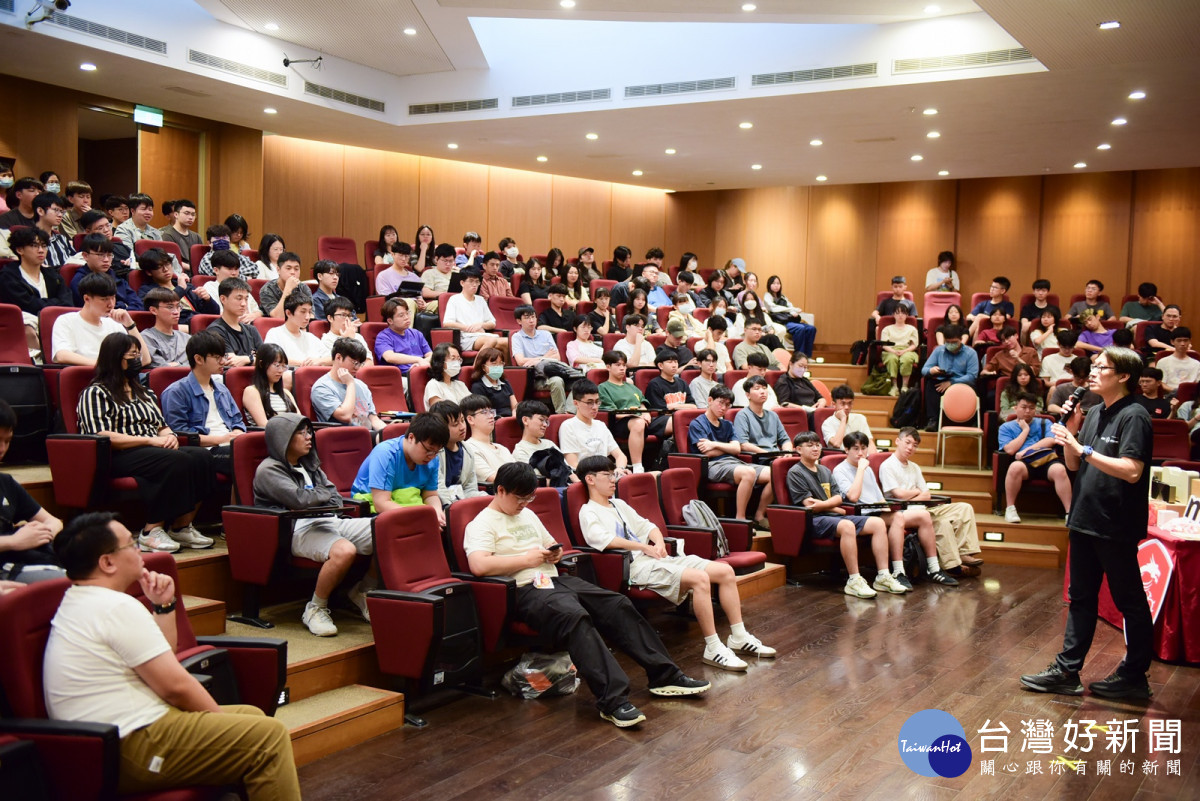 NVIDIA執行長黃仁勳主題演講直播於中原大學同步登場，活動主持人與現場師生互動。
