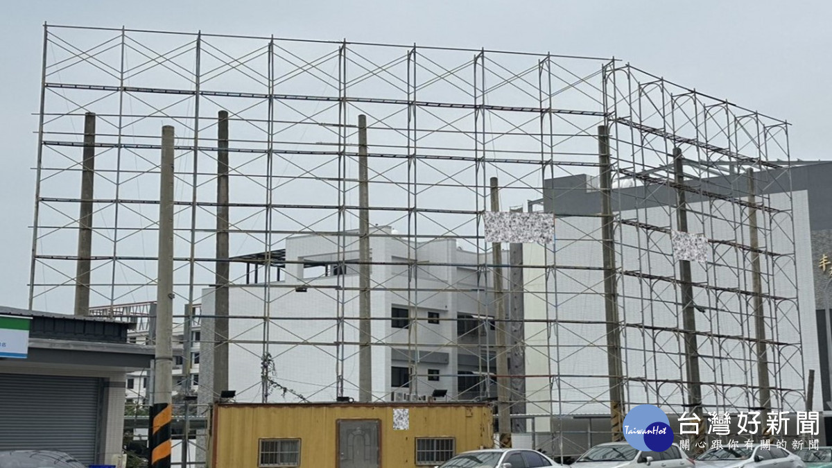 嘉義縣政府6月起將強制拆除重要道路匝道出入口兩側違規大型廣告物／林詩涵翻攝