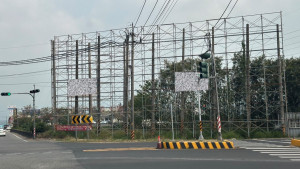 嘉義縣政府6月起將強制拆除重要道路匝道出入口兩側違規大型廣告物／林詩涵翻攝