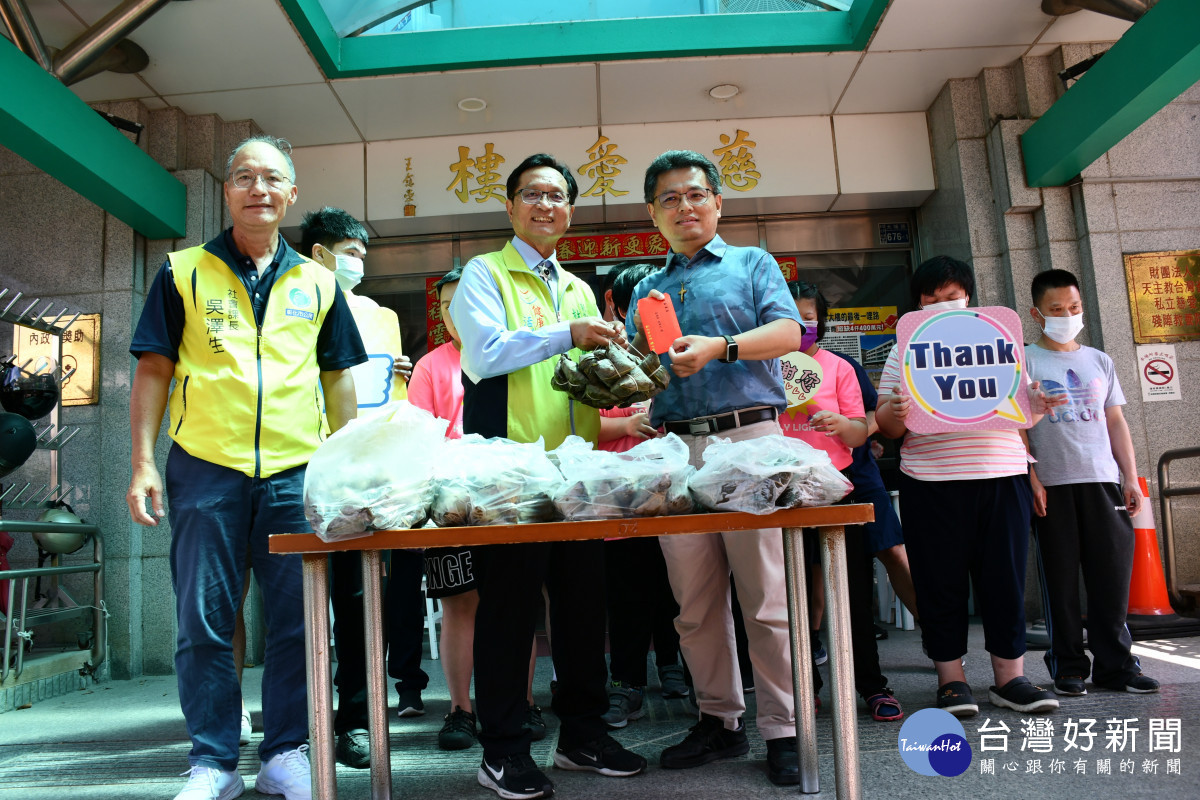 林世賢市長到慈愛教養院致贈加菜金及肉粽由院長張明正代表受贈。圖／記者鄧富珍翻攝
