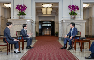 總統賴清德（右）日前接受「NTV日本電視台」NEWSZERO新聞主播櫻井翔 （中左）及「讀賣電視台」上海支局長渡辺容代（左）專訪。（圖／總統府Flickr）