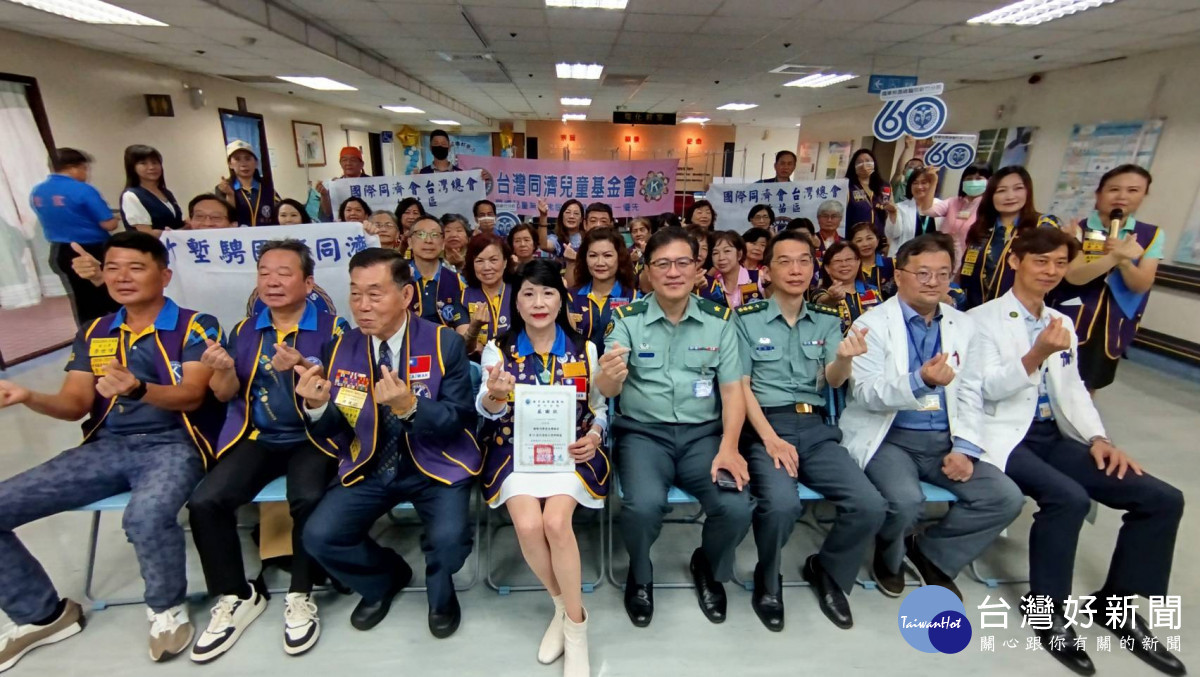 國軍桃園總醫院總院長楊仲棋與分院長葉建志共同接受捐贈。