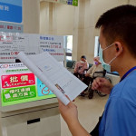 活動參與者親自完成櫃台掛號與批價的過程／嘉基醫院提供