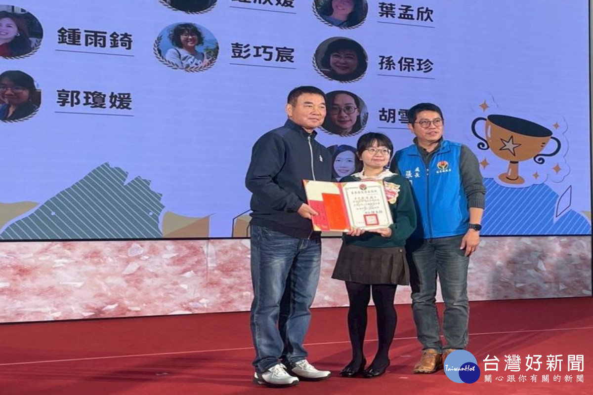 郭瓊媛獲頒苗栗縣政府績優社工獎。
