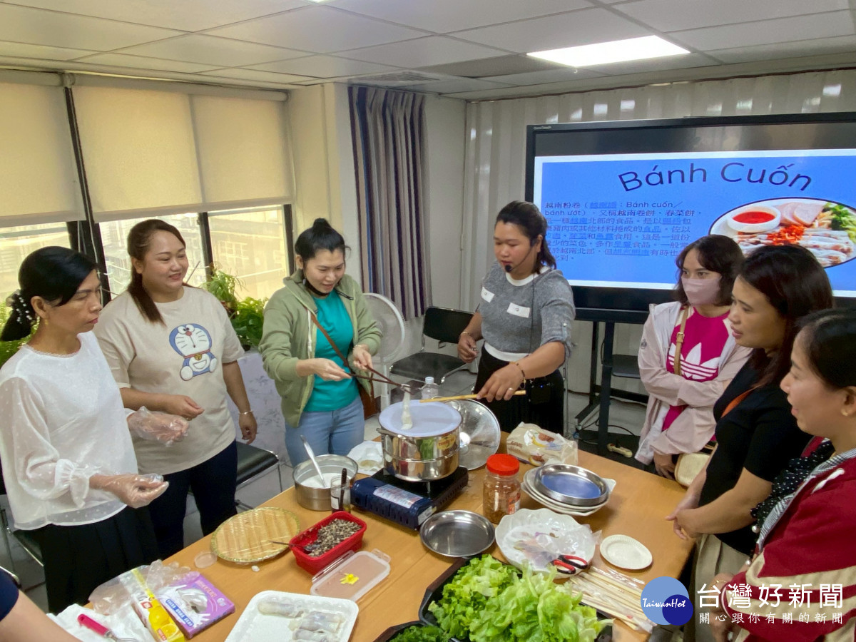 阮玉鶯帶領學員製作越南粉捲