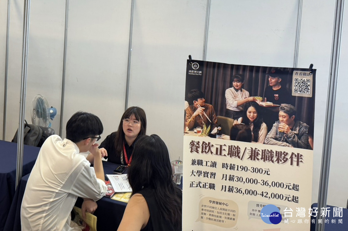 企業與外籍學生面對面交流。