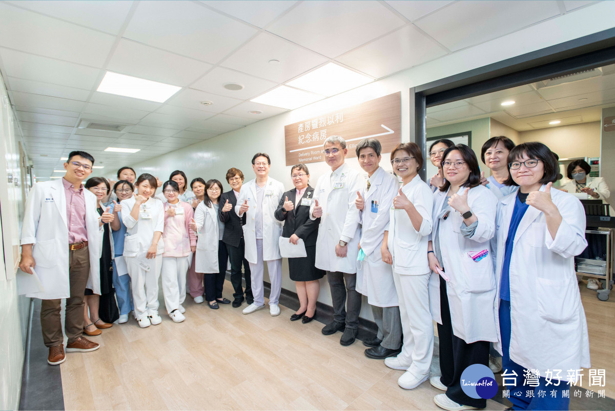 彰基成立新的烈以利產房，總院長陳穆寬跟醫護同仁合照。圖／彰基醫院提供