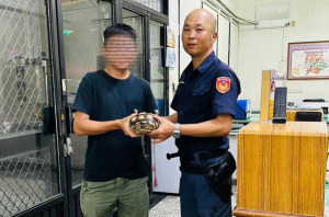 西螺分局油車派出所警員鍾坤霖協助民眾找回陸龜／警方提供