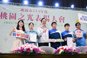 張市長和受獎學生合照。