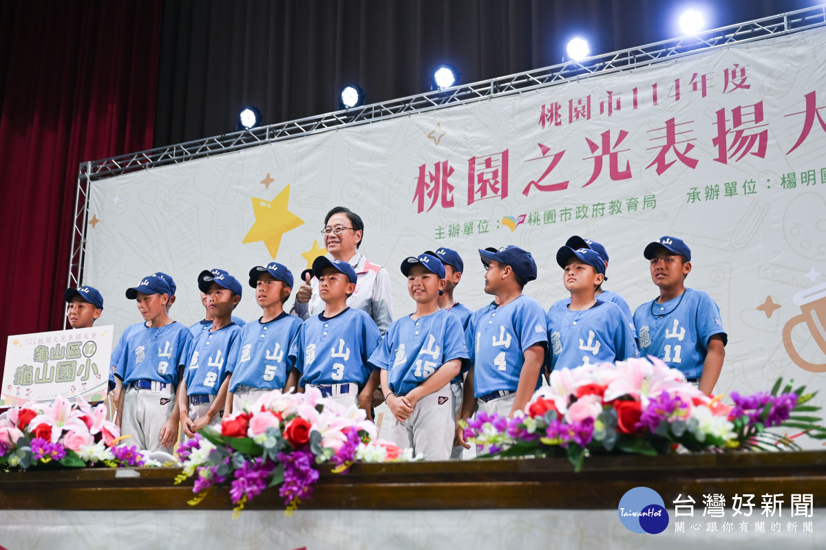 張市長和龜山國小學生合影。