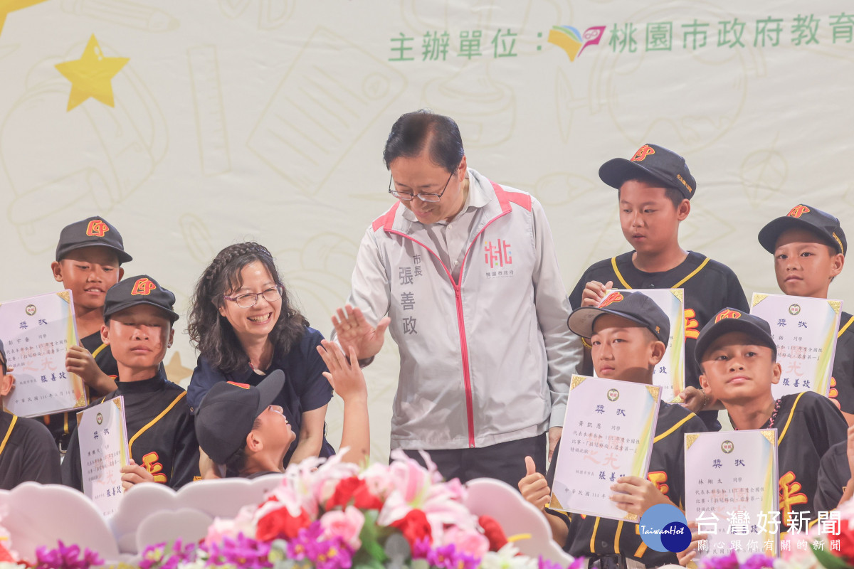 張市長和受獎學生擊掌。<br />
<br />
