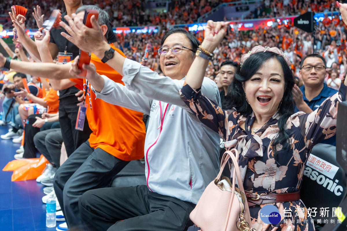 張市長與夫人共同見證奪冠。