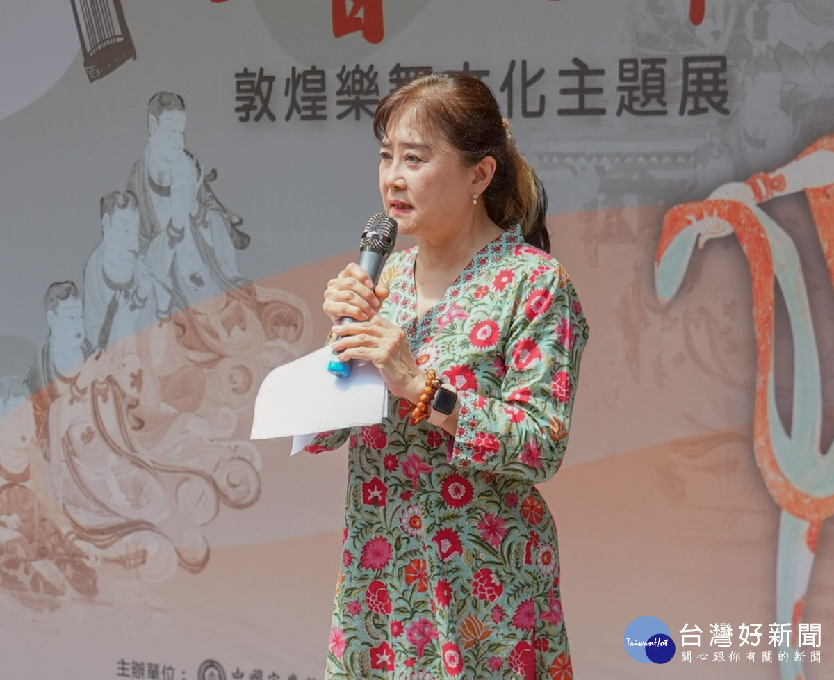 圖沈春池文教基金會秘書長石靜文致詞
