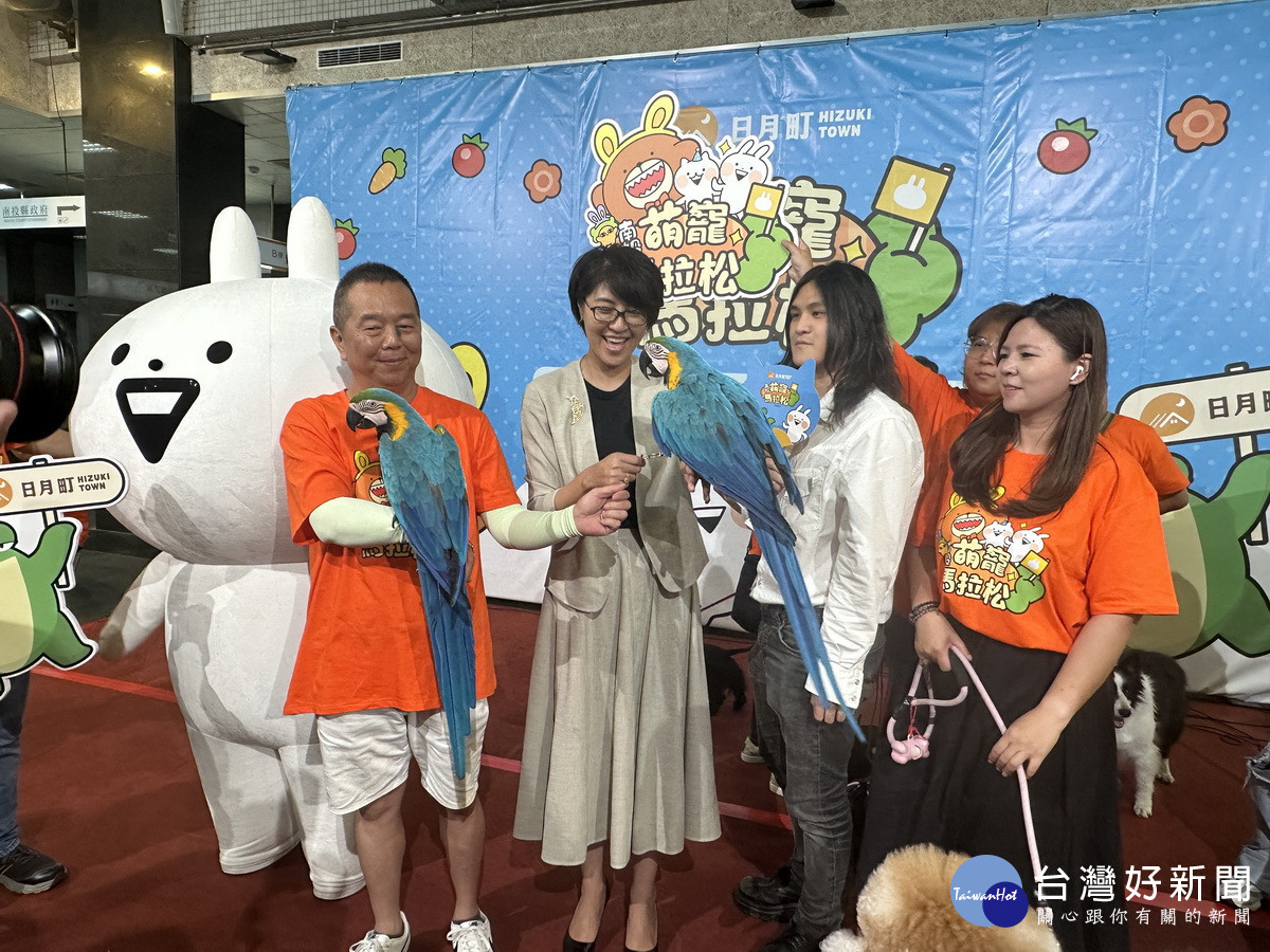 鸚鵡與許縣長相見歡。（記者扶小萍攝）
