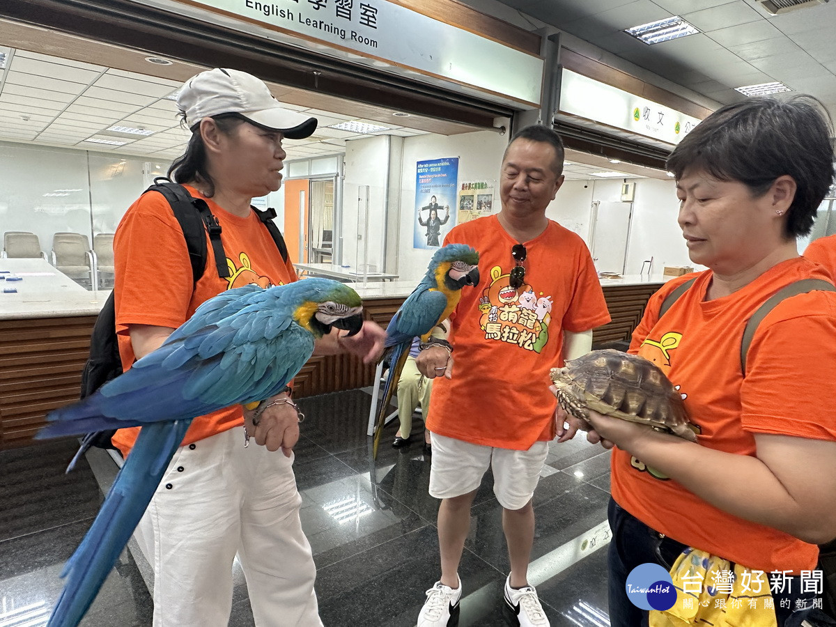 萌寵相互交流畫面十分有趣。（記者扶小萍攝）