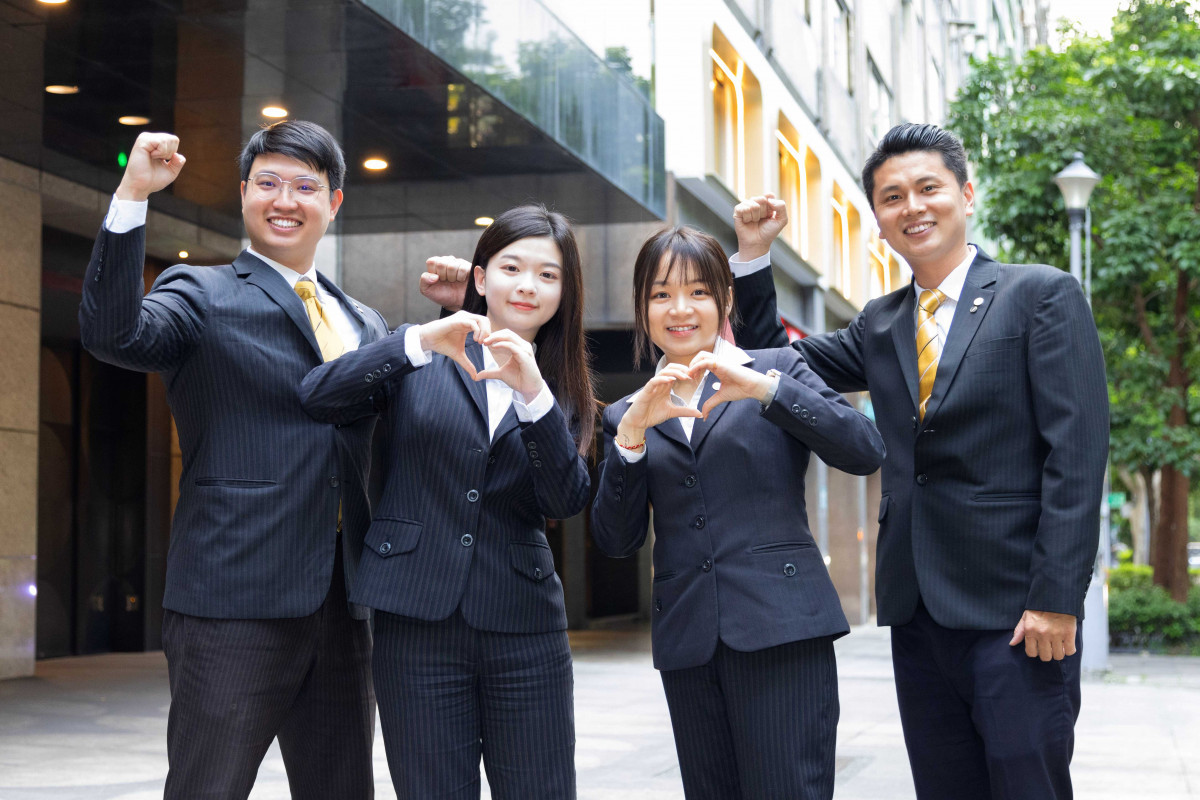 永慶房屋業務新人首年保障每月5萬元，一年後每月最低保障3萬8000元起，收入更有保障。