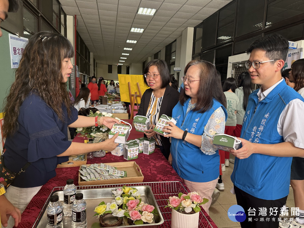 王處長到各攤位巡視鼓勵同學。（記者扶小萍攝）