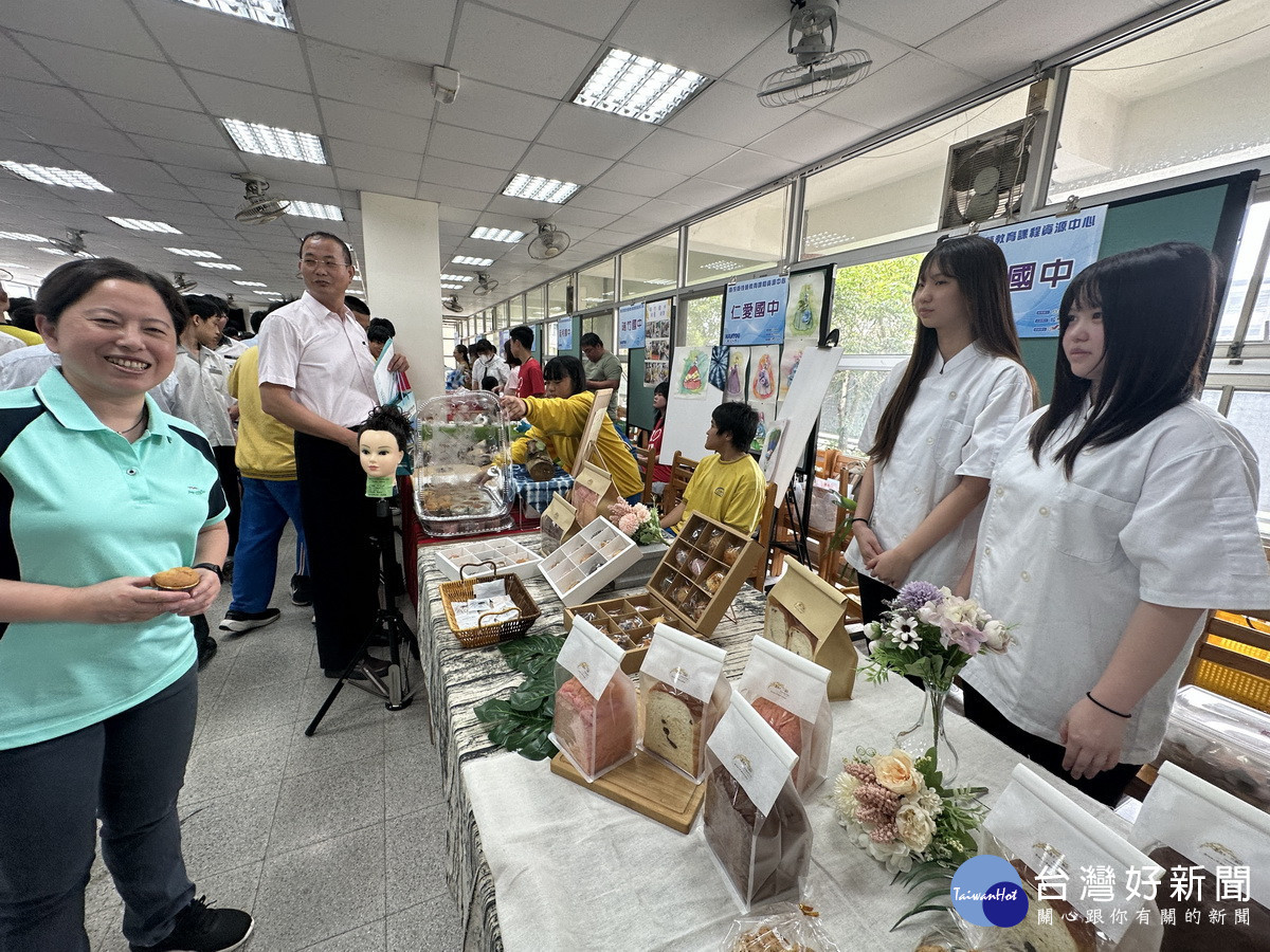 各校師生布置會場展出成果，同學也相互交流。（記者扶小萍攝）