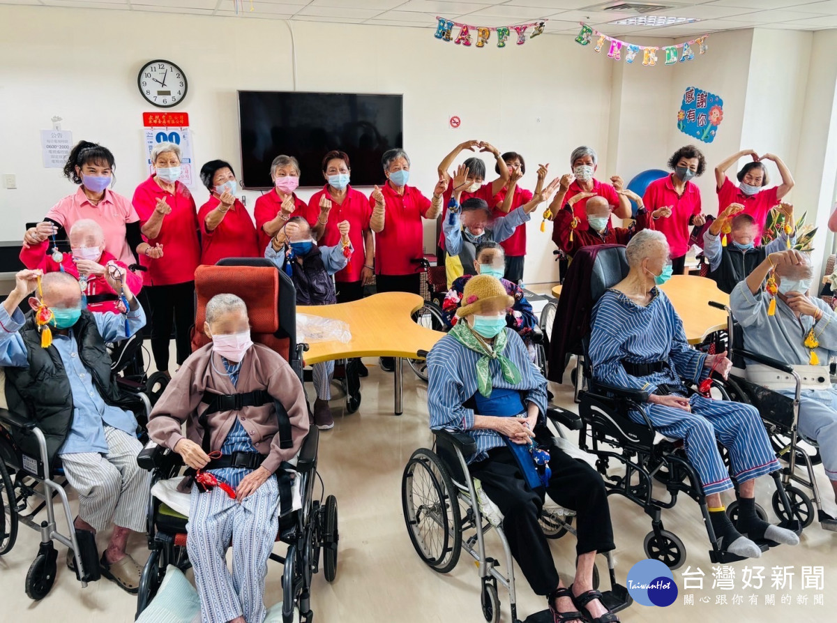 「長樂居」長輩與「長青園」住民一起度過端午佳節，在節奏裡擊出祝福，在笑聲中敲響勇氣