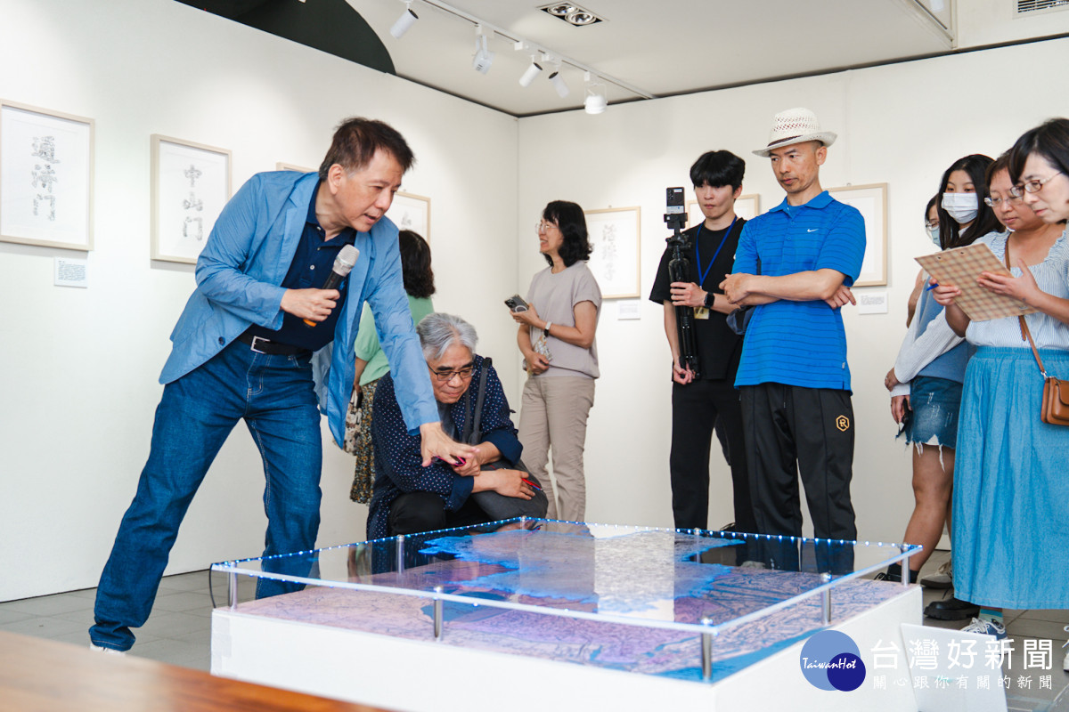中原大學陳歷渝老師導覽介紹地圖裝置，展現桃園與南京的雙城意象。