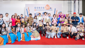 桃園市長張善政出席「粽愛飄香慶端午暨新住民模範家庭多元文化市集」活動與貴賓合影。