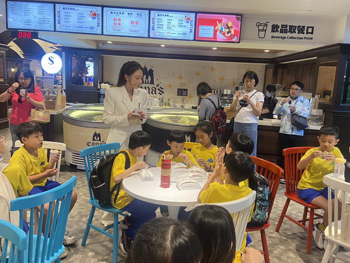 學童快樂的品味著冰淇淋。（南投縣婦幼協會提供）<br />
