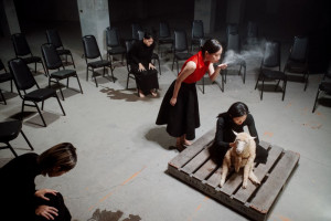 2025 NTT Arts NOVA 河床劇團╳PHI工作室╳歐納西斯文化《之間》_作品以基因複製、人工生命與失去為主題。（圖/台中國家歌劇院©蘇聖揚）