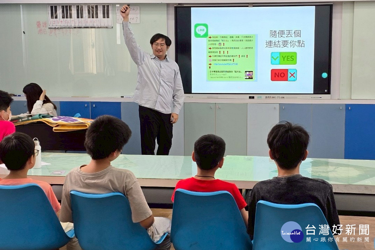 小朋友進行媒體識讀課程。