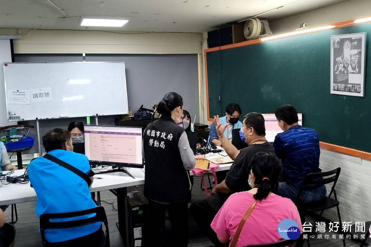 桃園市政府環保局招考清潔隊員競爭激烈，共有4,143人報名預計錄取435員。<br />

