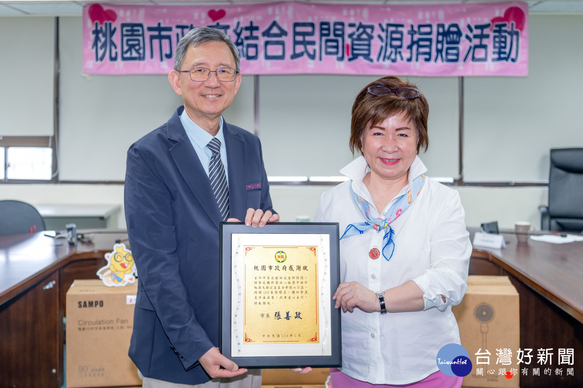 王副市長頒發感謝狀予張董事長。